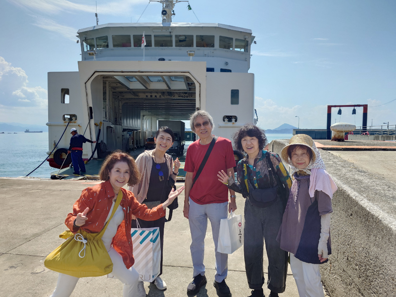 睦月島へフェリーで来島